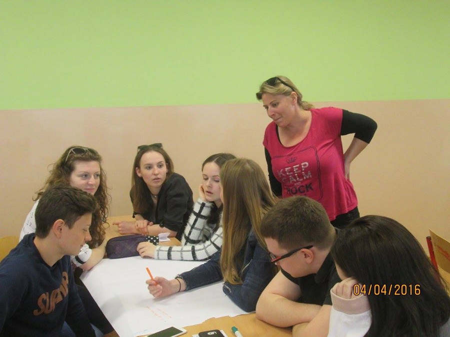 Študenti a študentky z Gymnázia Ivana Kupca v Hlohovci diskutujú o ženách v histórii 