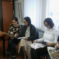 Adriana Mesochoritisová a účastníčky a účastníci kreatívneho rodové tréningu pre RTVS Košice